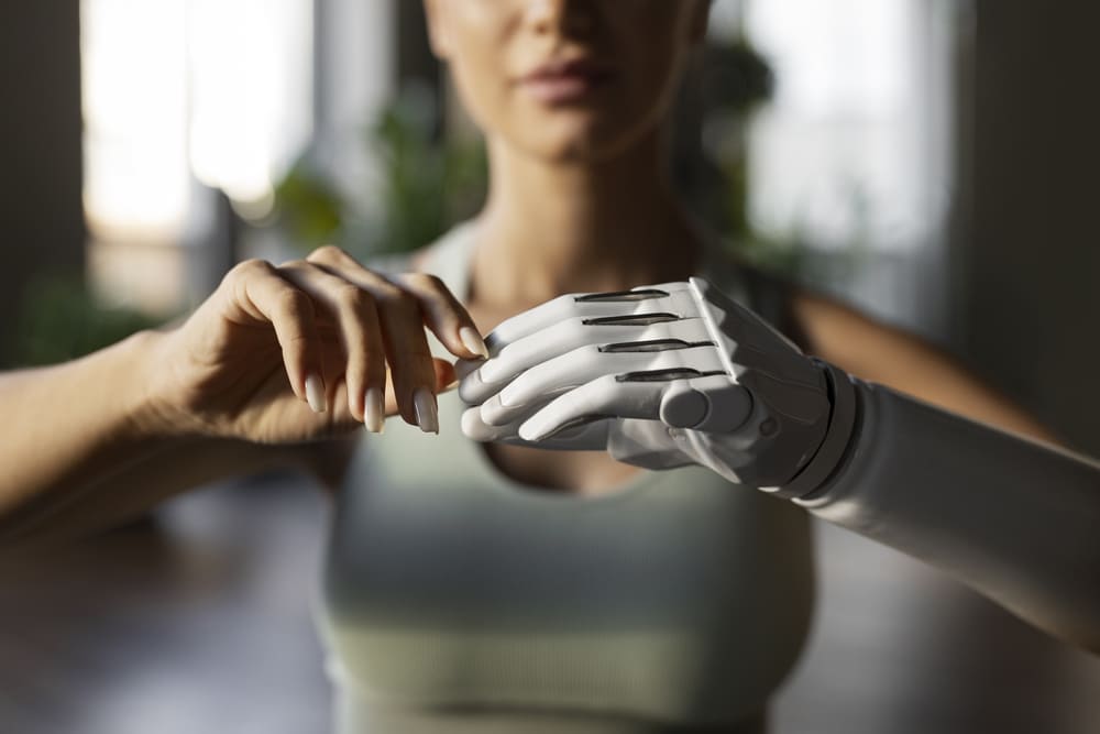 Sistema de Gestão de Projetos Mulher com um braço humano e outro braço robótico
