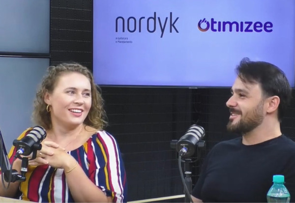 Sistema de Gestão de Projetos à esquerda a arquiteta Maiki Klemann e à direita o arquiteto Bruno Gonçalves conversam ao microfone no estúdio da OCP News.